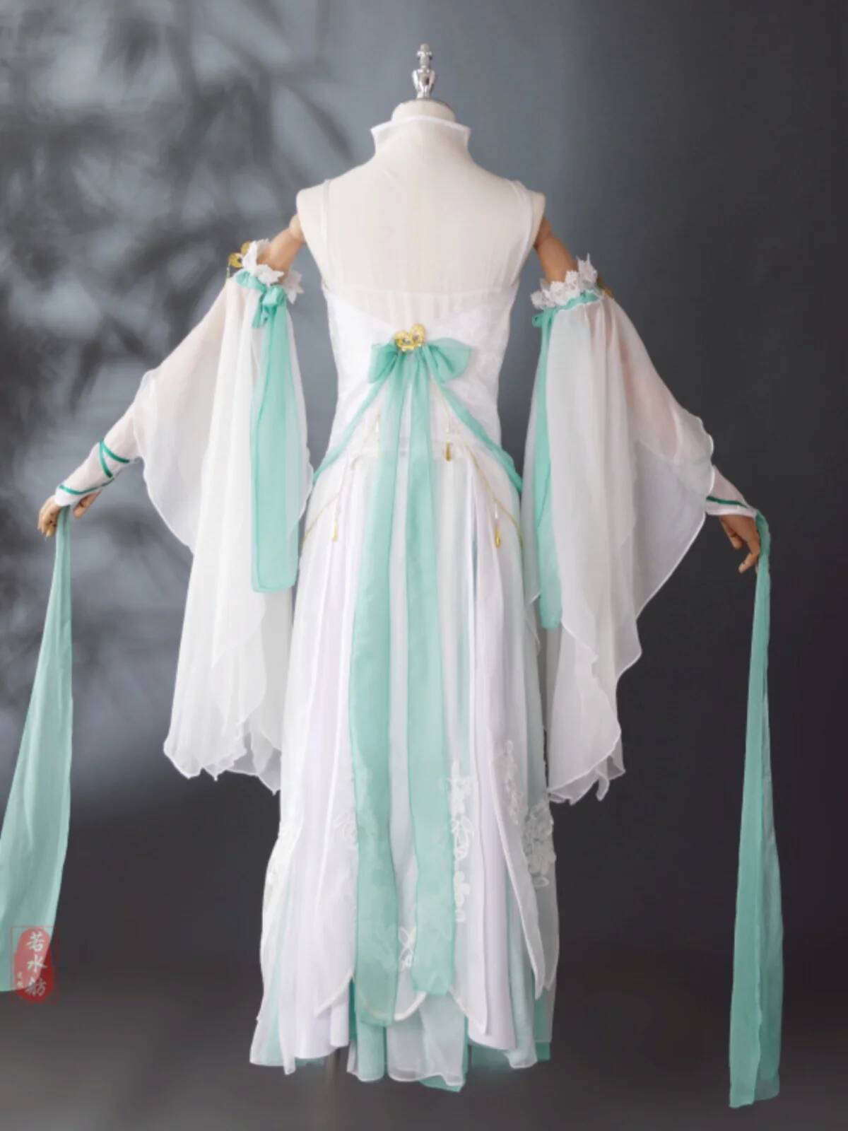 العدالة على الانترنت لعبة المي - مراجعة Cosplay Anime Online وسعره